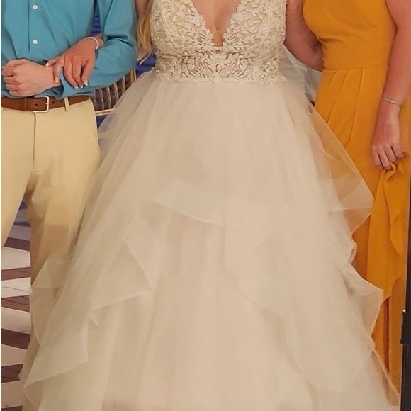 Wedding dress Size 20 fits like 18 - Picture 2 of 7